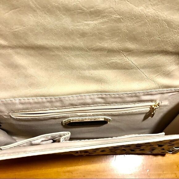 URBANâEXPRESSIONSâCUT OUTâTAN/GOLDâCROSSBODYâCLUTCH - Picture 11 of 16